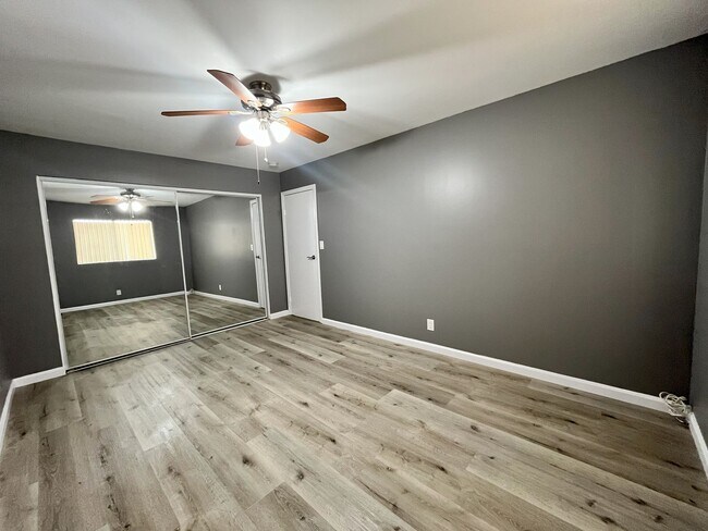 Building Photo - LARGE 2 BEDROOM 1 BATH UPSTAIRS UNIT WITH ...