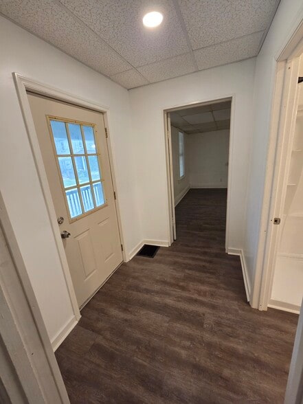 Entryway (7' x 5.2') - 245 W Brady St