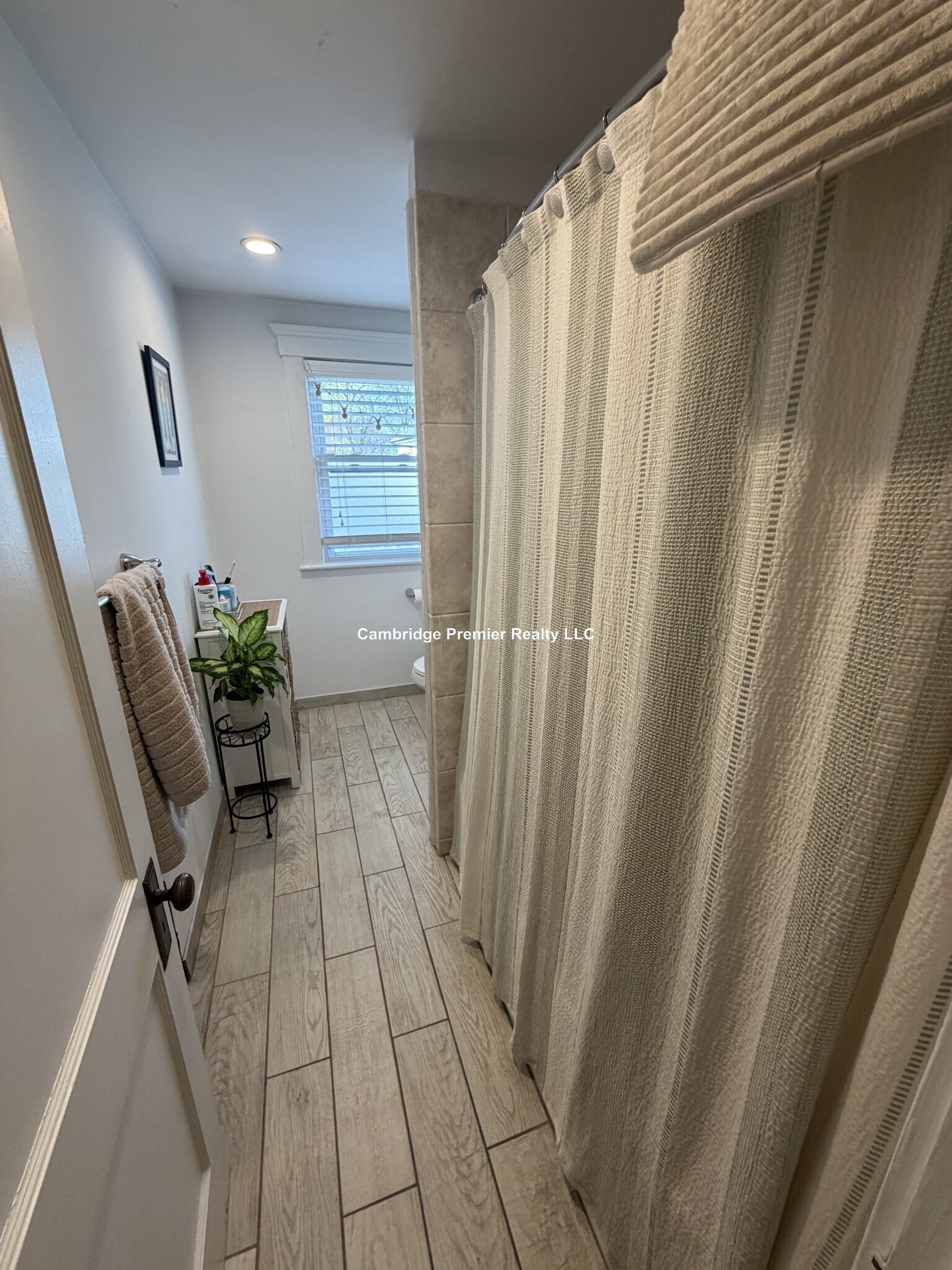 Building Photo - 538 Main St