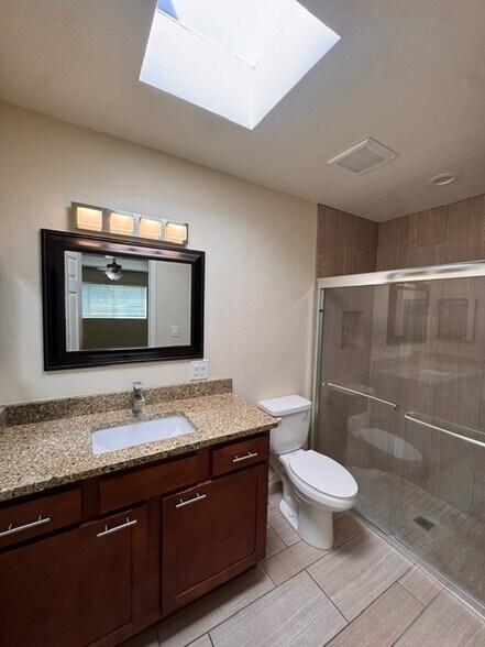 Primary bathroom - 1448 E Carmelita Dr
