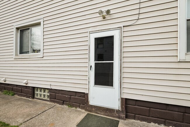 Building Photo - 1321 Buhrer Ave