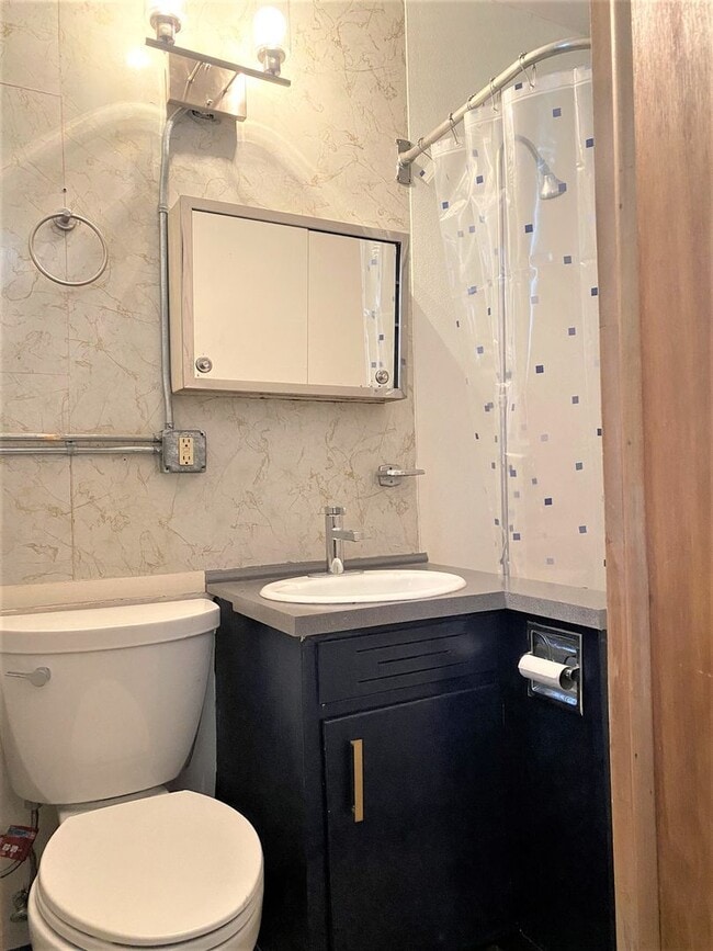 Building Photo - Light Filled Top Floor 1 Bedroom in Unbeatable Hip Strip Location!