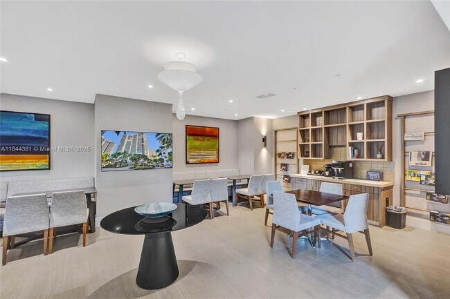 Building Photo - 21150 Point Pl