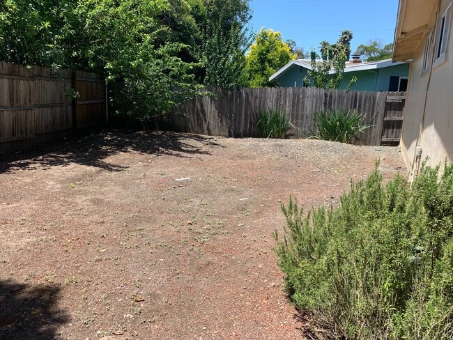 Building Photo - Cosigners okay =)  4 Large Bedrooms and 2 Full Baths ~ Small Pet Negotiable