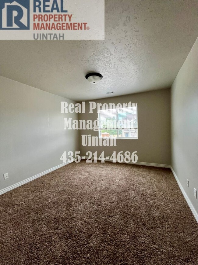 Building Photo - 3 bed 2.5 bath townhome in Fox Run