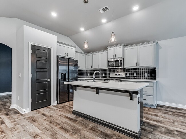 Building Photo - Modern Home on Large Lot!