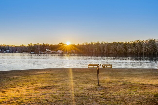 Building Photo - Lake Talquin - LAKEFRONT- Furnished 3 bedr...