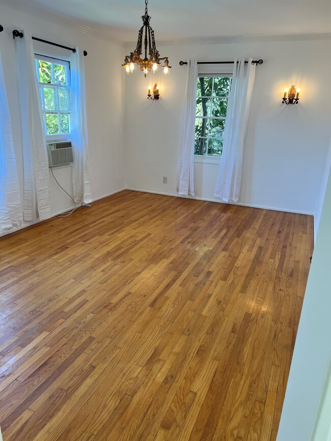 Building Photo - 326 N Gardner St