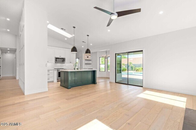 Building Photo - 5715 E Campo Bello Dr
