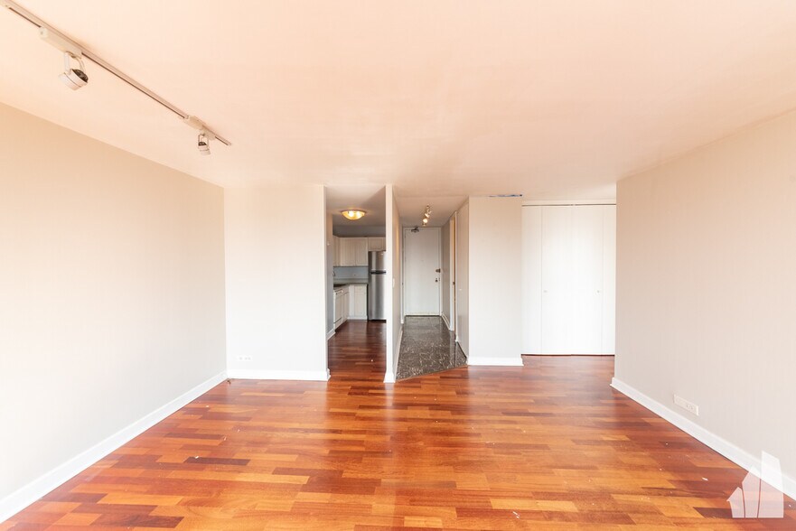 Building Photo - 444 W Fullerton Pky