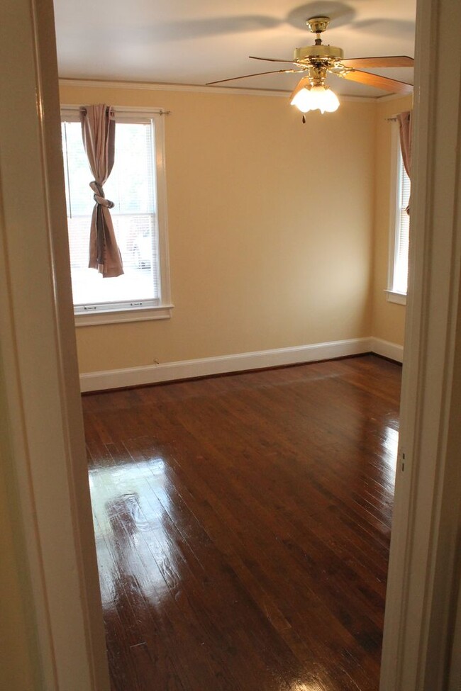 Building Photo - 2 Bedroom/ 1 Bath Apartment in Shandon