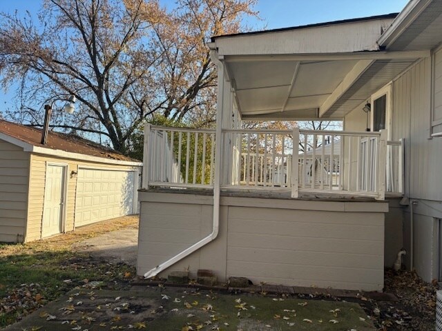 Building Photo - 201 E Rose St