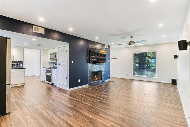 Building Photo - 7105 Meadowood Dr