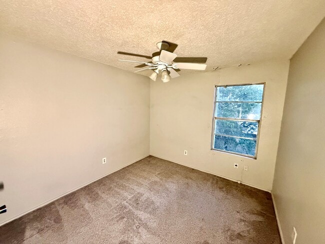 Building Photo - 933 NW Summercrest Blvd