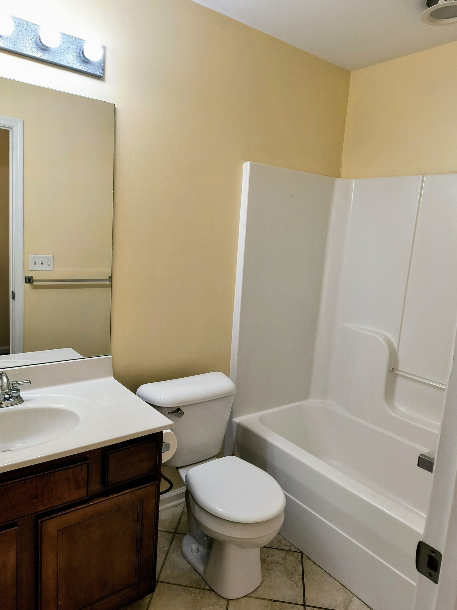 Upstairs hall bathroon - 828 Melanie Ln