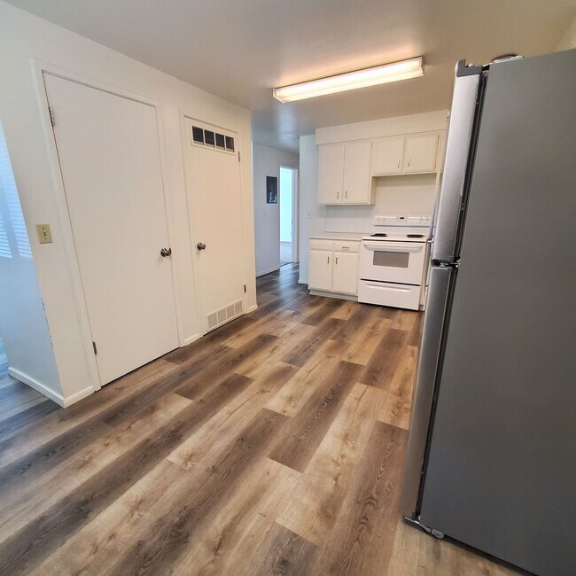 Building Photo - 866 600 W