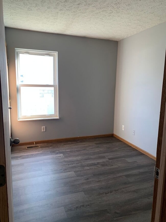 Building Photo - Beautiful 3 bed home 2 bath house w/ attac...