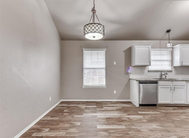 Building Photo - Charming 3 Bedroom Home in Yukon with Modern Updates