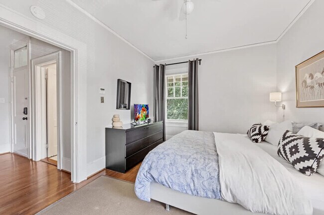 Building Photo - 536 Hawthorne Ln