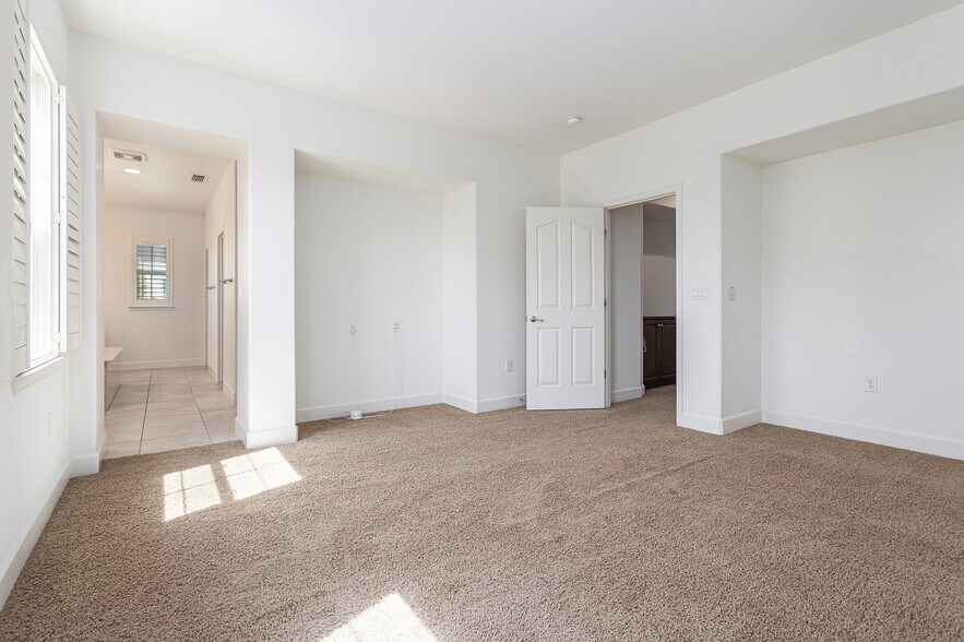 Building Photo - 4970 Trescott Ct