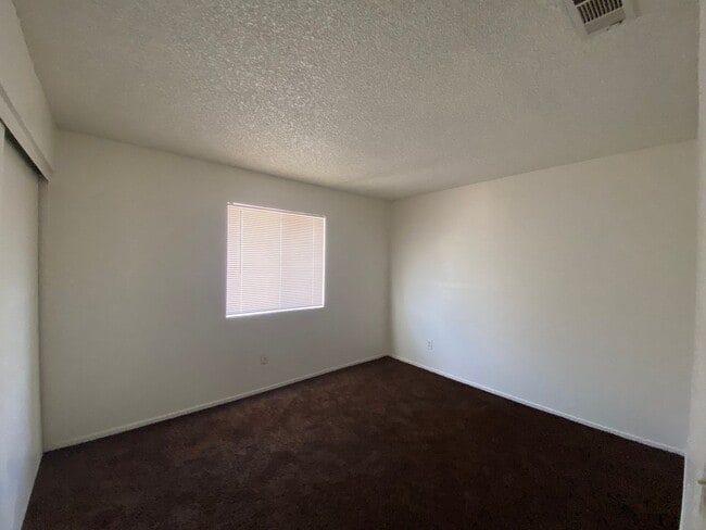 Building Photo - Addorable 2 BD 1 BA SW Apt with Coin opera...