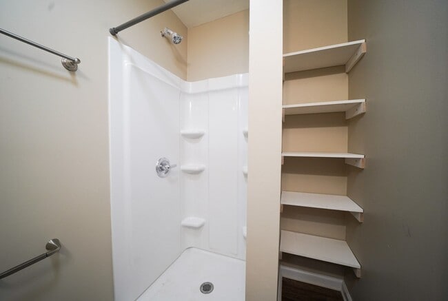 Building Photo - 1/2 MO/OFF SPECIAL - 3 bed/2 bath with yard work included