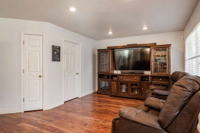 Building Photo - 2803 E Evergreen Ave