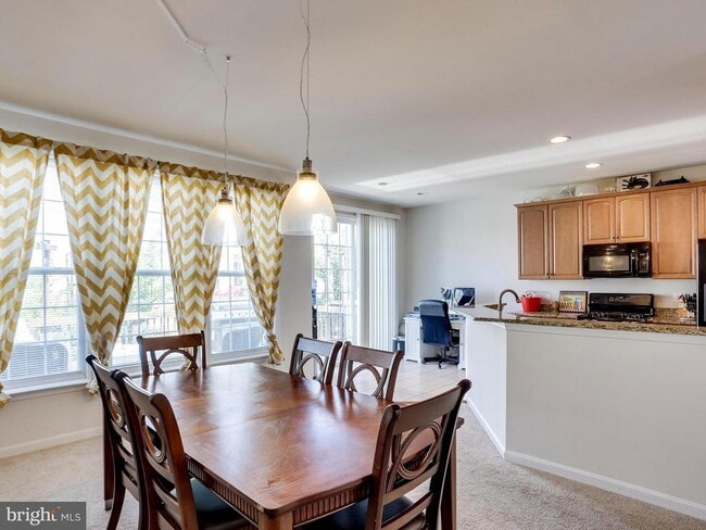 Building Photo - 8250 Red Carnation Ct