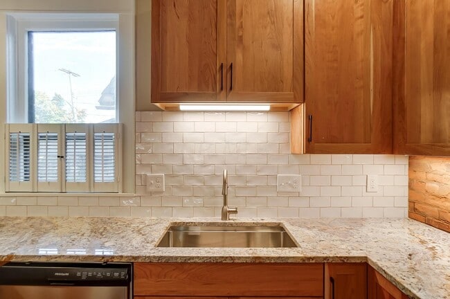 Building Photo - 557 S Grant Ave