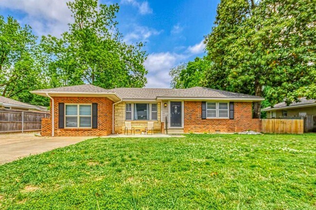 Primary Photo - 1205 Westlawn Dr