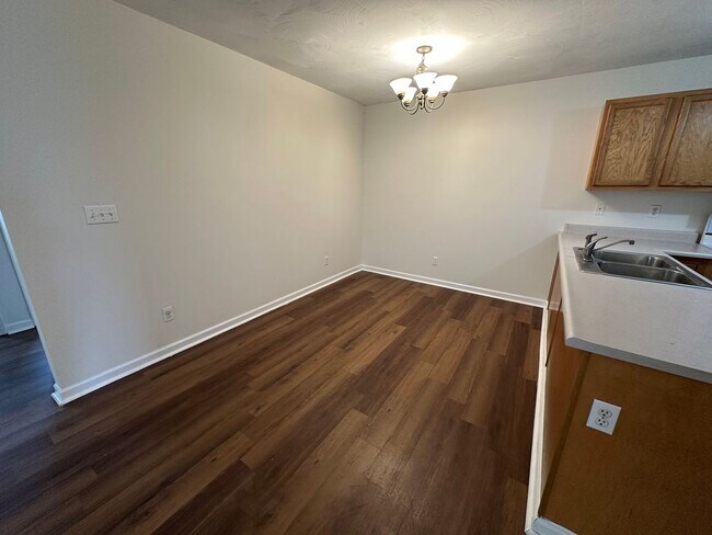 Building Photo - 1651 W Kole Dr