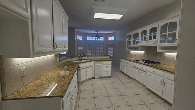 Building Photo - Beautiful Waterfront Home in Northwest Bakersfield