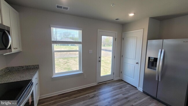 Building Photo - 102 Sycamore Ln