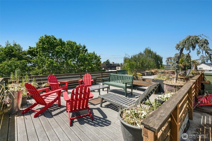 Beautiful roof deck - 705 E Republican St