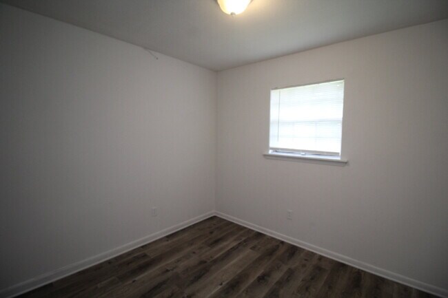 Building Photo - Central Pensacola 3-Bedroom Home Near Mall...