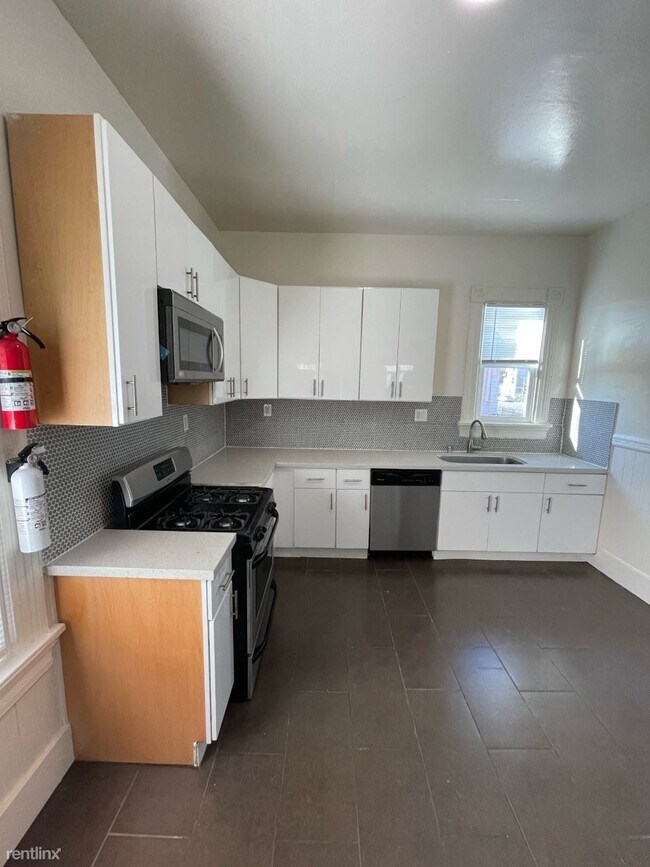 Building Photo - 723 27th St