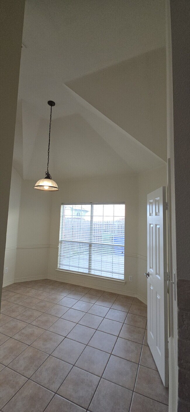 Building Photo - Recently remodeled 4 bedrooms, 3 bathrooms and move-in ready!