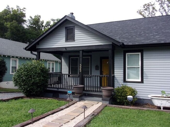 Building Photo - 4 Bedroom 2 Bath Home Blocks to Downtown Rock Hill