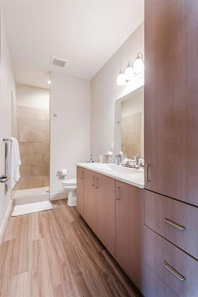 Building Photo - West Side Manhattan Townhome Available July 1!