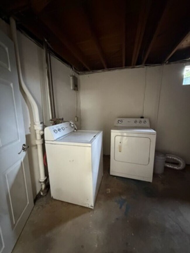 Building Photo - Spacious 5 Bedroom Home Near UNC with Large Yard & Off-Street Parking
