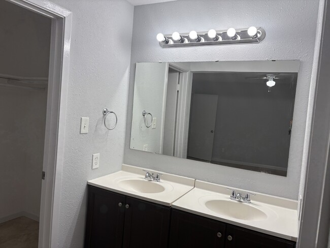 Building Photo - 10446 Towneview Dr