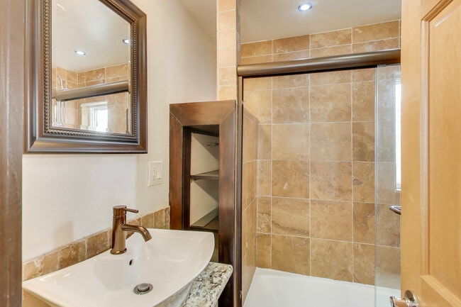 Building Photo - 1532 N Greenview Ave