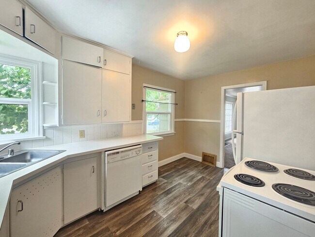 Building Photo - $1,895 - 3 Bed / 1 Bath Vintage Bungalow In North Spokane