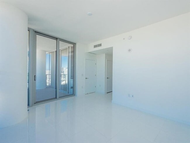 Building Photo - 851 NE 1st Ave