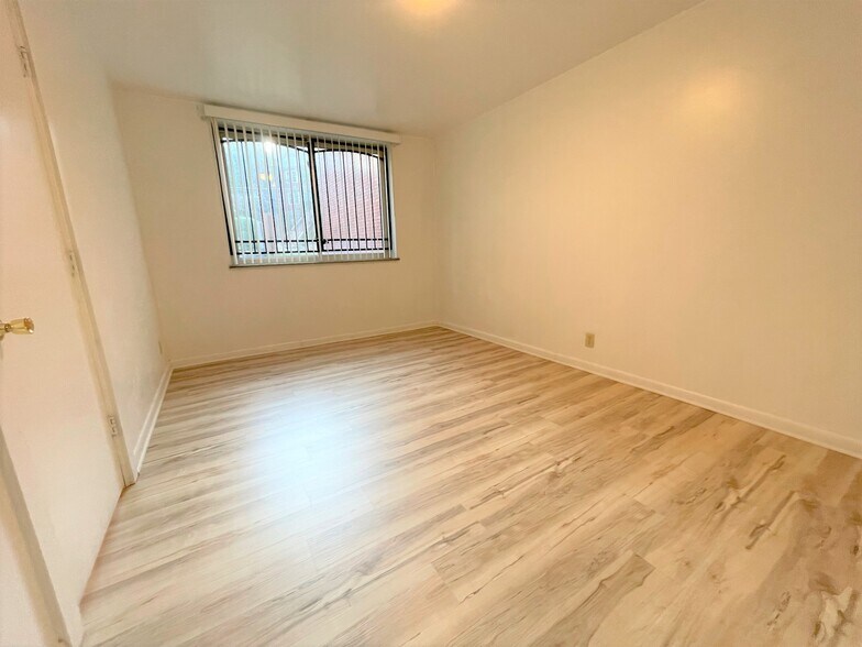 Building Photo - 5712 Phillips Ave