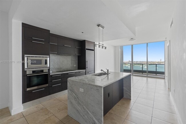 Building Photo - 900 Biscayne Blvd