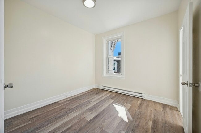 Building Photo - 109 W Queen Ln