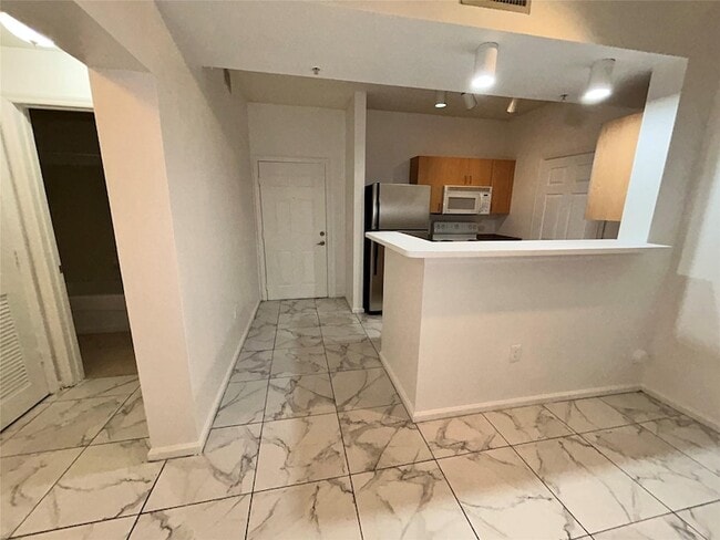 Building Photo - 533 NE 3rd Ave