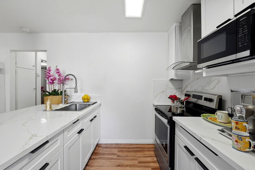 Building Photo - 13050 Dronfield Ave