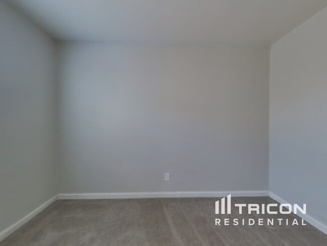 Building Photo - 5206 Standish Rd